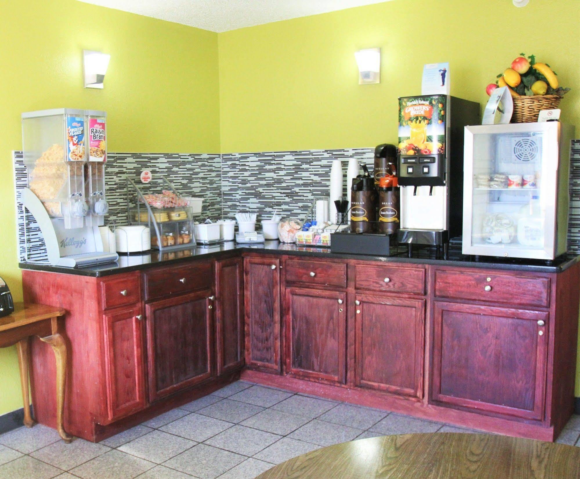 Super 8 By Wyndham Va Motel South Boston